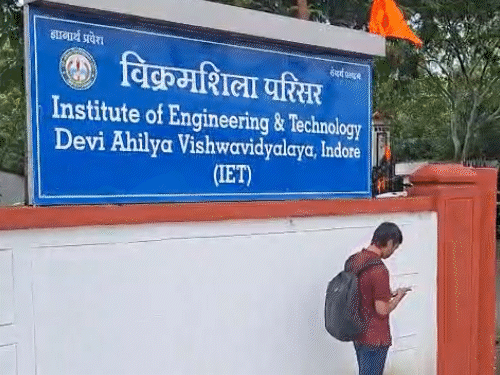 स्टूडेंट्स का षड्यंत्र, नेपाल जैसा GenZ प्रोटेस्ट प्लान पकड़ाया:इंदौर के DAVV के सीनियर्स ने की सीक्रेट मीटिंग; कैंपेन चलाने जूनियर्स से फर्जी सोशल मीडिया अकाउंट बनवाए