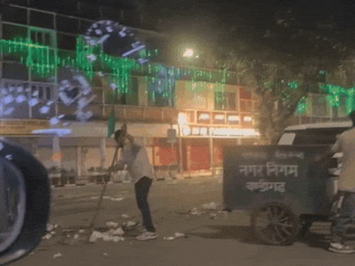 केंद्रीय ऊर्जा मंत्री का चंडीगढ़ सफाई अभियान विवादों में:रात में निगम कर्मियों ने कूड़ा फैलाया, सुबह खट्‌टर ने झाड़ू लगाई, VIDEO सामने आया