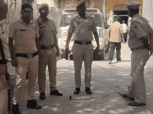 हरियाणा के पलवल में लड़की को मस्जिद में बंधक बनाया:मौलवी ने छेड़छाड़ की, कलावा काट तिलक मिटाया; तनाव के बाद पुलिस तैनात