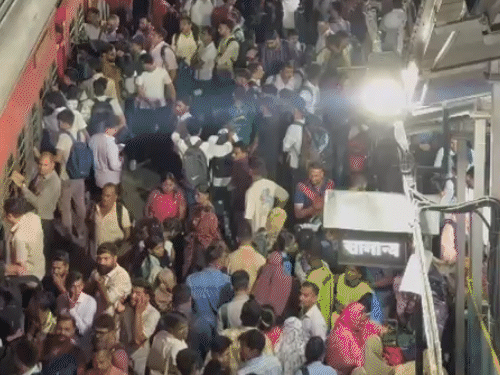 दिवाली-छठ के लिए सूरत के रेलवे स्टेशनों पर भीड़:रोजाना 9 ट्रेनों से 20 हजार से ज्यादा लोग बिहार-यूपी के लिए रवाना हो रहे