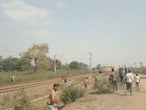 माइंस ब्लास्ट से टूटी रेलवे की केबल, मालगाड़ी से टकराई:ट्रेन रोकने लोगों ने अपने लाल कपड़े उतारकर लहराए, गुजरात के गोधरा की घटना