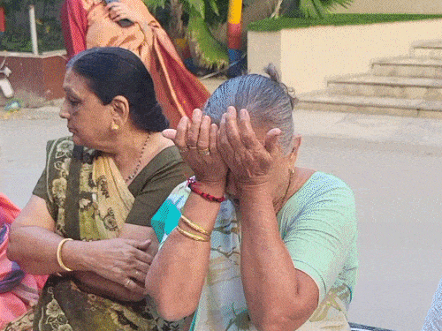 दिवाली पर वृद्धाश्रम के बुजुर्गों की आंखों में आंसू:जिन बच्चों को जीवन भर खुशियां दीं, वे ही भूल गए; बोले- उम्मीद नहीं कि उनका फोन भी आएगा