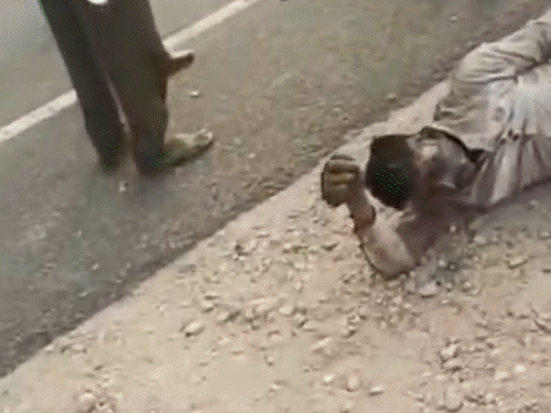 जलती बस से कूदकर दौड़े थे पैसेंजर्स,जले हुए बैठे रहे;VIDEO:महिला चिल्लाई यहां एक लेडीज है, पहले उन्हें ले जाओ, हिम्मत करो एम्बुलेंस तक तो चलो