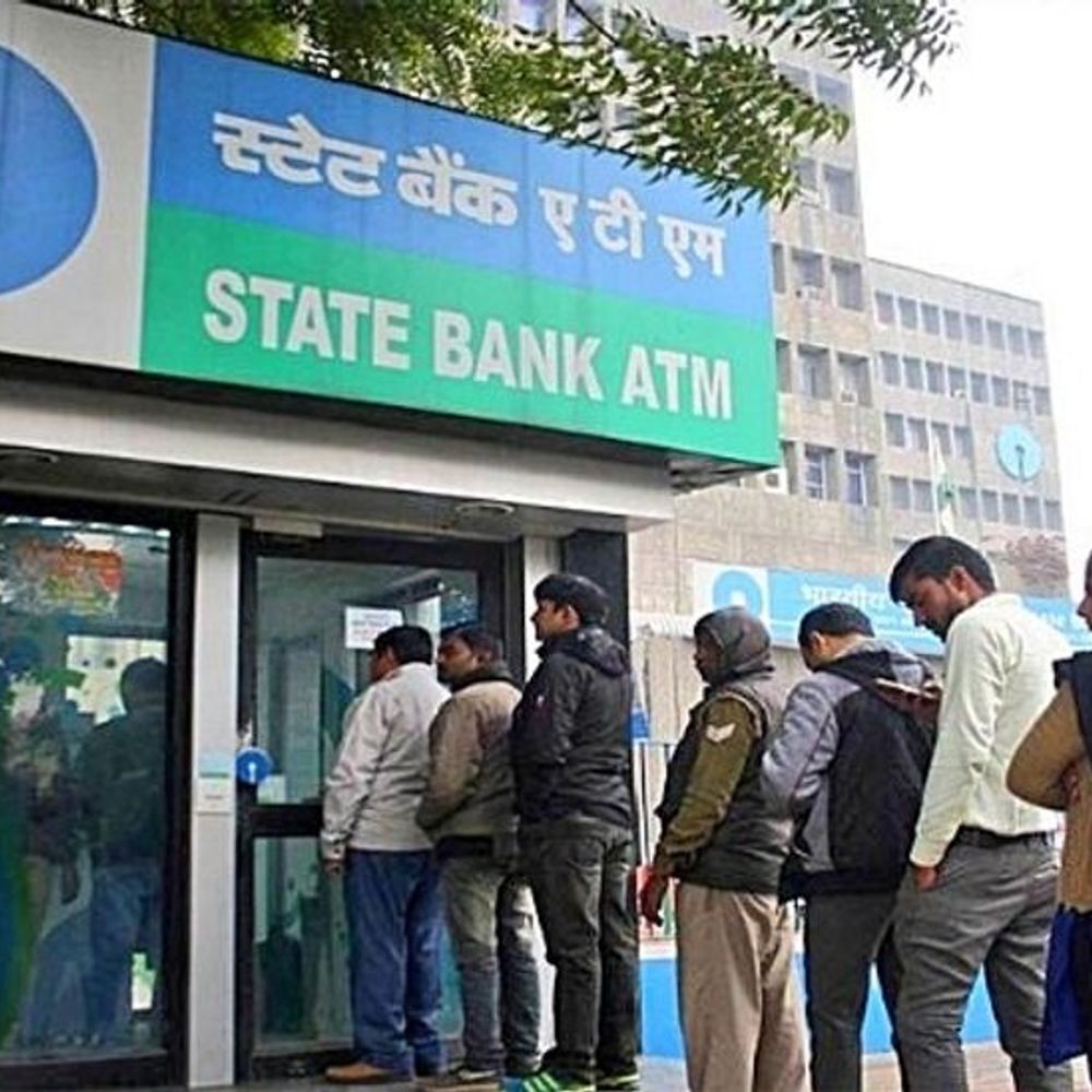 बैंक छोटे शहरों-ग्रामीण इलाकों में बढ़ा रहे ATM की संख्या:डिजिटल पेमेंट और बढ़ती लागत के चलते रणनीति बदली; अभी 1 लाख लोगों पर 15 एटीएम
