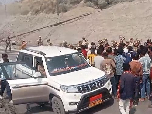 कोरबा में CISF ने भू-विस्थापितों पर बरसाई लाठियां...VIDEO:कोयला खदान में रोजगार-मुआवजे की कर रहे थे मांग; प्रबंधन बोला-प्रतिबंधित क्षेत्र में घुसे, इसलिए हटाया