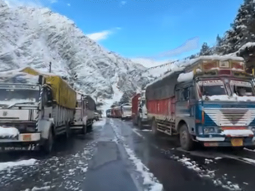 हिमाचल में तीसरे दिन भी बर्फबारी:रोहतांग-बारालाचा व शिंकुला दर्रा में 2 फीट हिमपात, कल्पा-केलांग का माइनस में तापमान; दिसंबर जैसी ठंड