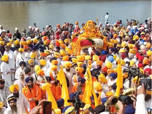 अमृतसर में विशाल नगर कीर्तन,VIDEO:निहंगों ने दिखाए करतब, बच्चों ने बैंड बजाया; श्री गुरू रामदास जी के प्रकाश पर्व पर सजा शहर