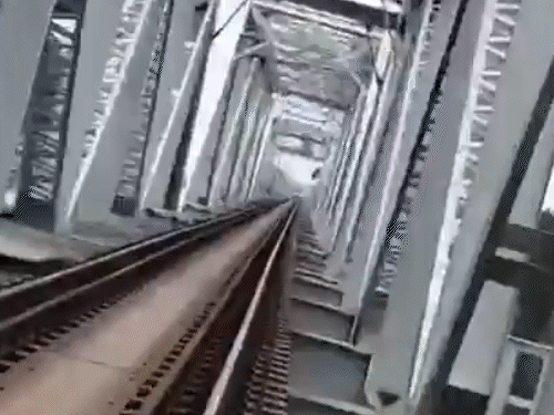 ओडिशा में इंस्टा-रील बनाते समय युवक ट्रेन से टकराया, मौत:मां के साथ मंदिर में दर्शन कर लौट रहा था, वीडियो बनाने ट्रैक के पास गया था