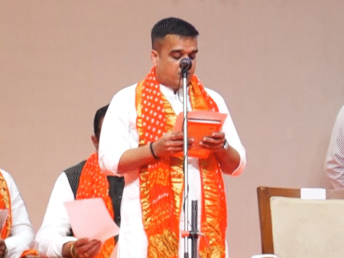 गुजरात की नई कैबिनेट:26 मंत्री शपथ ले रहे, इनमें 19 नए चेहरे, हर्ष संघवी डिप्टी सीएम बने; कल 16 मंत्रियों से इस्तीफा लिया
