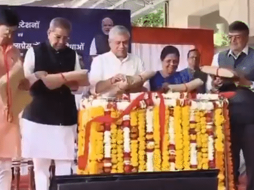 ट्रेन में अब बेडरोल में कंबल के साथ मिलेगा कवर:जयपुर-असर्वा एक्सप्रेस के एसी पैसेंजर्स को पायलट प्रोजेक्ट के तौर पर मिलेगी सुविधा