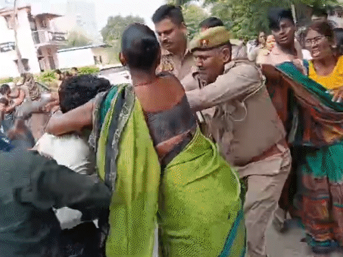 लखनऊ के थाने में पुलिस पर हमला, VIDEO:महिलाओं को आगे कर पहुंची भीड़, दरोगा समेत 7 पुलिसवाले घायल