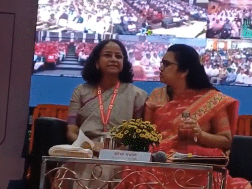 नितिन गडकरी के कार्यक्रम में 2 महिला अधिकारियों में झगड़ा-VIDEO:सोफे पर बैठने के लिए विवाद, एक ने दूसरी को कोहनी मारी-चिकोटी काटी