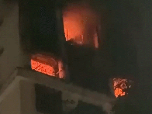 नवी मुंबई में रहवासी बिल्डिंग में आग, 4 की मौत:सभी एक परिवार से थे, 6 साल की बच्ची भी शामिल; 15 लोगों के सुरक्षित बाहर निकाला