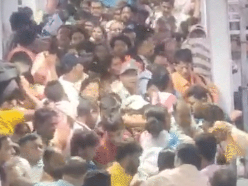 पश्चिम बंगाल के बर्दवान स्टेशन पर भगदड़, 7 यात्री घायल:प्लेटफॉर्म नंबर 4, 6 और 7 पर ट्रेन पकड़ने के लिए भागे यात्री