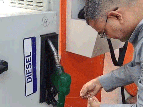 चंडीगढ़ में ₹2500 का पेट्रोल डलवाया, बिल ₹2200 का निकला:मशीन सील करने के बाद लोगों का पंप पर धरना; बोले- पूरे ट्राईसिटी में जांच हो