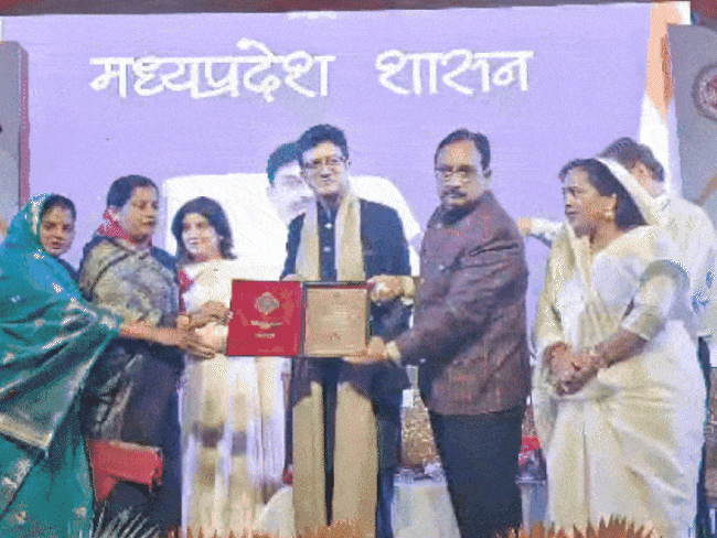 गीतकार प्रसून जोशी राष्ट्रीय किशोर कुमार अलंकरण से सम्मानित:गाना गाया- फूलों के रंग से...; सीएम मोहन यादव ने गुनगुनाया- जिंदगी एक सफर है सुहाना