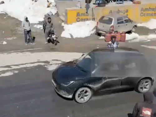 लाहौल स्पीति में हरियाणवी युवक की कार से स्टंटबाजी VIDEO:₹2500 का चालान कटा; नदी में उतरने पर लगेगा 5 हजार का जुर्माना, पुलिस की एडवाइजरी