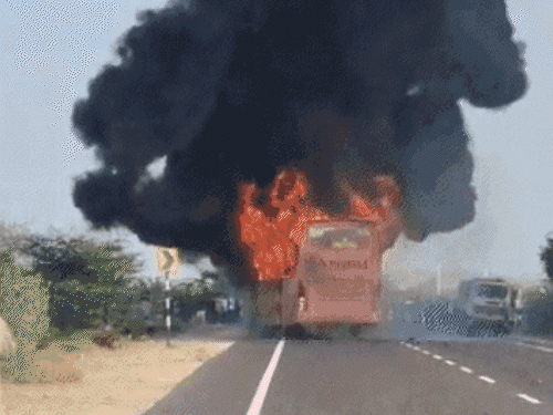 राजस्थान में AC बस में आग, 20 यात्री जिंदा जले:15 लोग झुलसे; बचने के लिए चलती गाड़ी से कूदे लोग, जैसलमेर से जोधपुर जा रही थी