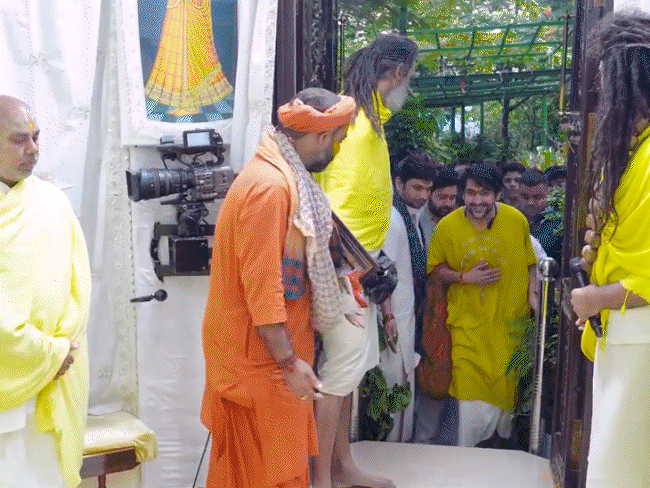 प्रेमानंद महाराज से मिले बागेश्वर धाम के पीठाधीश:वृंदावन में पटका ओढ़ाकर गले लगाया; प्रेमानंद बोले- धीरेंद्र शास्त्री भगवान के पार्षद