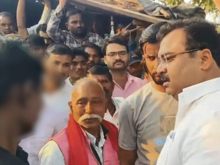 पैर धोने वाले से कांग्रेस विधायक बोले-अब गंदगी खा लेना:दमोह पैर धुलाई कांड में पीड़ित के परिजन से बातचीत का वीडियो; बीजेपी बोली- ये OBC का अपमान