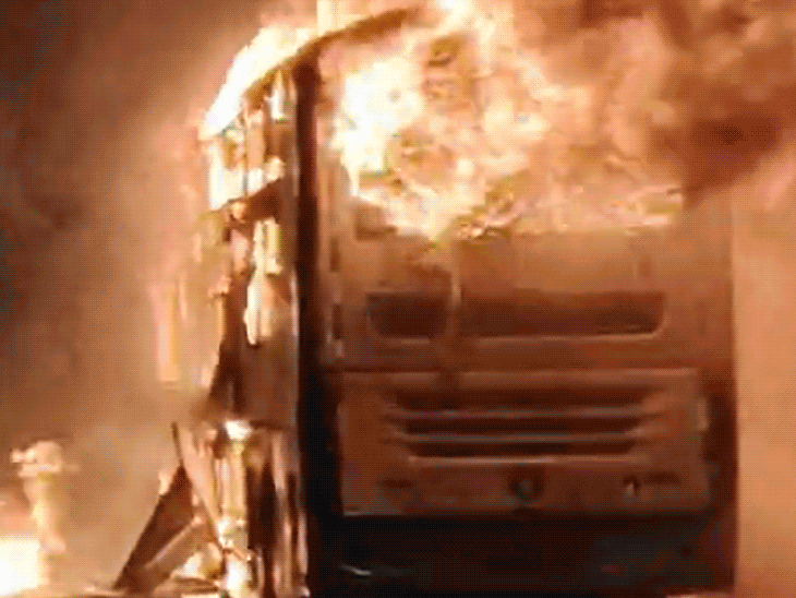 आंध्र प्रदेश में चलती बस में आग, 20 जिंदा जले:बाइक टकराकर बस के फ्यूल टैंक में फंसी, इससे आग लगी; 40 यात्री सवार थे