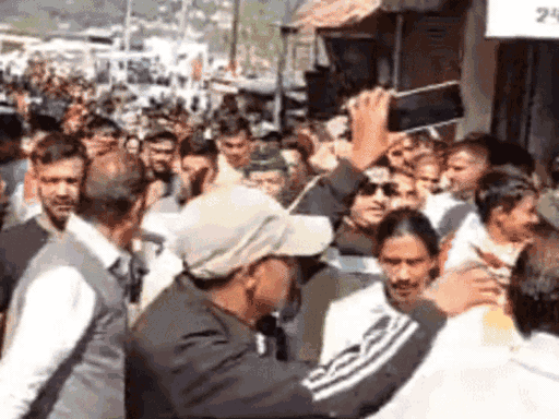 उत्तराखंड में 24 दिन से जारी 'ऑपेशन स्वास्थ्य':प्रदर्शनकारी चौखुटिया से पैदल देहरादून की तरफ बढ़ रहे; जानिए कैसे 15 लोगों ने जुटाई हजारों की भीड़