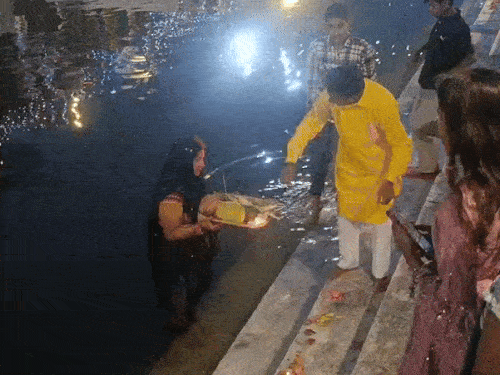 उत्तराखंड में छठ पूजा, हरिद्वार-देहरादून में घाटों पर भीड़:10 शहरों में संध्या अर्घ्य, ठंड के बीच नदियों-तालाबों में खड़े रहे लोग