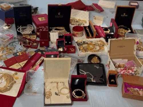 पंजाब DIG के घर से मिले नोटों-सोने की VIDEO:टेबल छोटे पड़े तो जमीन पर रखीं 500 की गड्डियां, कैश गिनने की 3 मशीन लानी पड़ीं