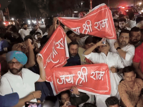 जालंधर में साढ़े 4 घंटे बवाल का पूरा VIDEO:3KM एरिया में मुस्लिम पक्ष की धक्कामुक्की से लेकर हिंदू संगठनों का धरना, श्रीराम के पोस्टर लेकर बैठे