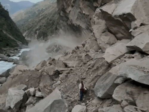 पिथौरागढ़ में लैंडस्लाइड, आदि कैलाश जाने वाला रास्त बंद:यातायात ठप, यात्री फंसे; BRO खोलने में जुटा, 3 घाटियों से संपर्क कटा