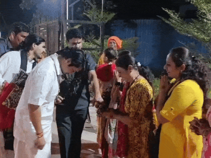 धीरेंद्र शास्त्री बोले- हमारे चेलों के चक्कर में न पड़ना:कहा- चेले डुबा रहे गुरुओं का नाम, लुंगी पहनकर टीका लगाने से चेला नहीं बनता