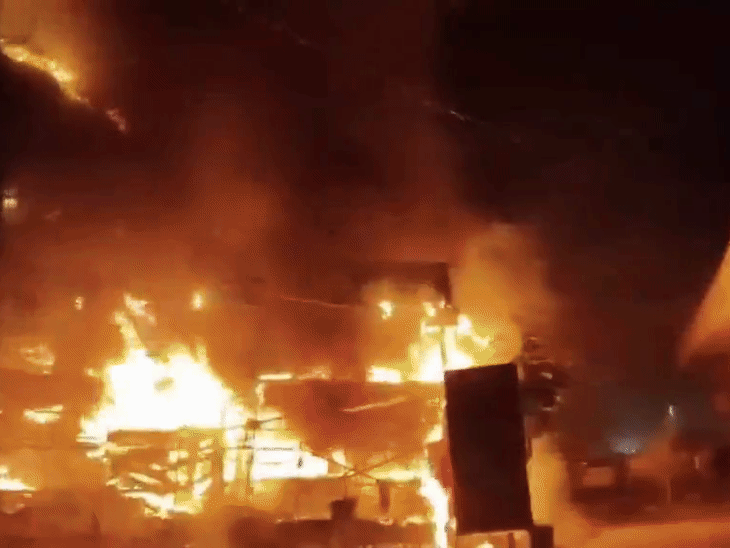 मुरादाबाद के रेस्टोरेंट में 5 सिलेंडर फटे, महिला की मौत:भीषण आग से घिरे लोग, 10 झुलसे; पहली मंजिल की खिड़की तोड़कर कूदे