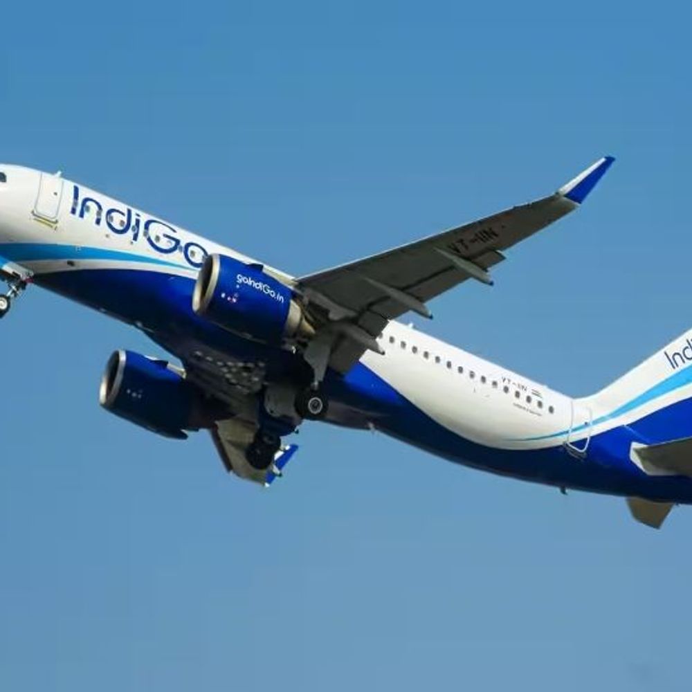 DGCA ने इंडिगो पर 40 लाख रुपए का जुर्माना लगाया:कैटेगरी सी एयरपोर्ट्स पर नियम के मुताबिक पायलट ट्रेनिंग सिमुलेटर इस्तेमाल ना करने पर एक्शन