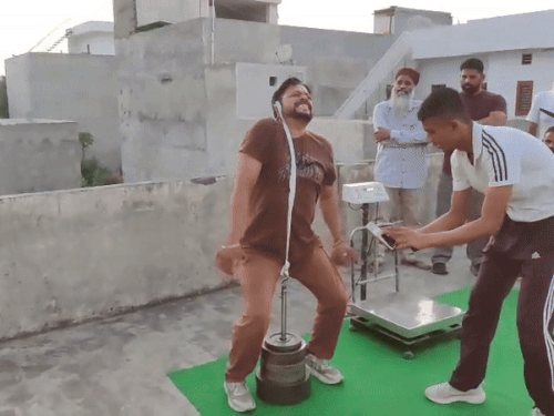 लुधियाना के अमरीक सिंह ने कान से उठाया 84.5KG वजन:दुनिया में ऐसा करने वाले पहले शख्स, गिनीज बुक में नाम; लोग बोलते थे-पागल हो गया