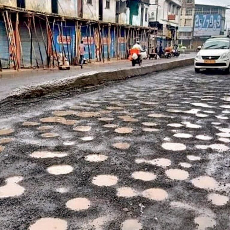 गड्ढों-मैनहोल से मौत पर अब ₹6 लाख मुआवजा मिलेगा:घायलों को ₹2.50 लाख तक मिलेंगे, बॉम्बे HC बोला- मुआवजे में देरी हुई तो अफसर-ठेकेदार जिम्मेदार होंगे