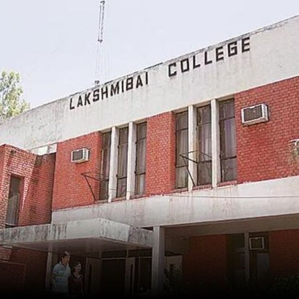 दिल्ली में छात्रा पर एसिड अटैक, दोनों हाथ झुलसे:DU के लक्ष्मीबाई कॉलेज की स्टूडेंट, 3 युवकों ने किया हमला; तलाश जारी