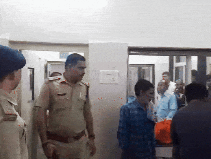 दलित युवक को बंधक बनाने, पेशाब पिलाने के आरोप:भिंड में गाड़ी चलाने से मना किया तो पीटा; दो आरोपी हिरासत में, एक फरार