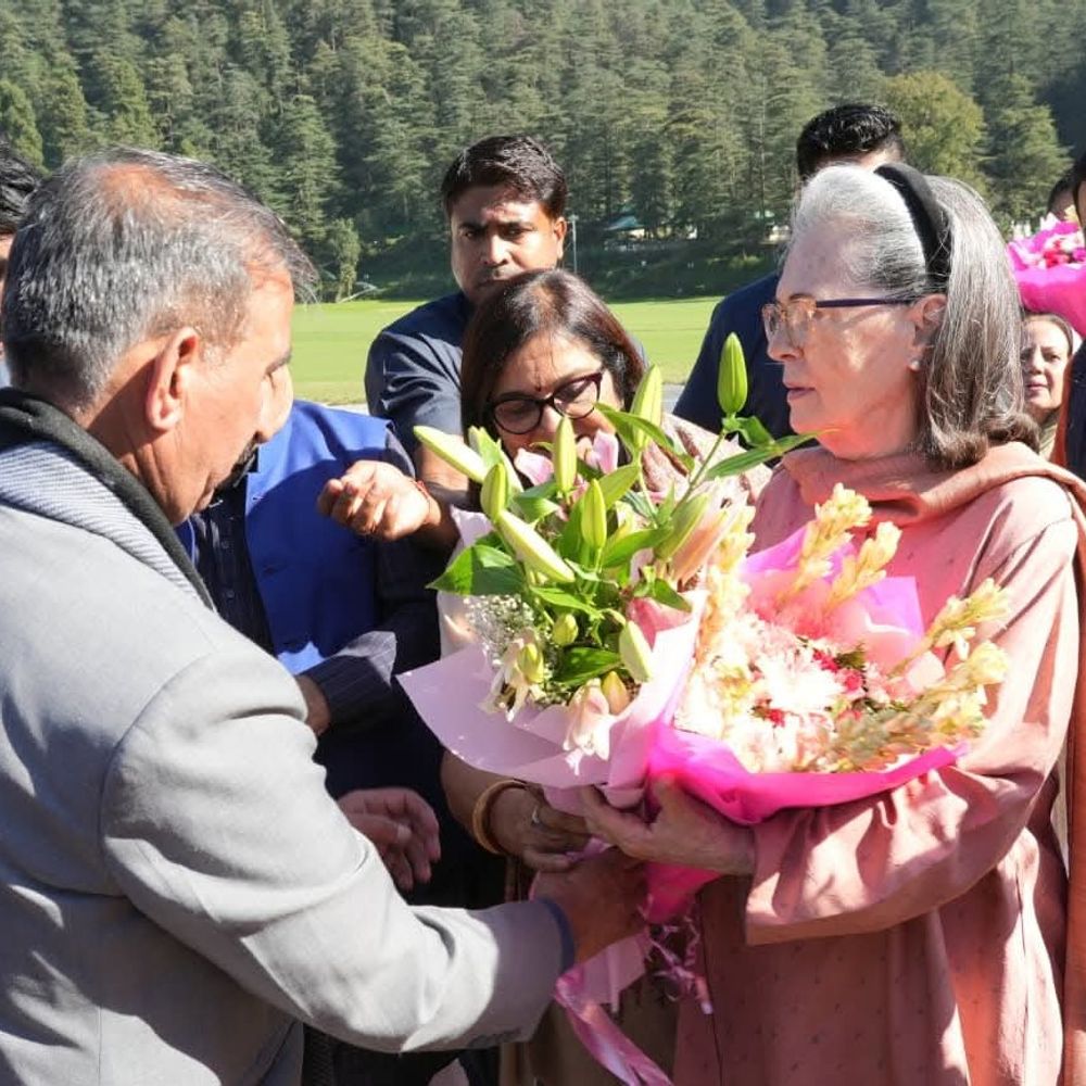 शिमला पहुंची कांग्रेस नेता सोनिया गांधी:सीएम सुखविंदर ने किया स्वागत, कल पूर्व सीएम की प्रतिमा का करेंगी अनावरण