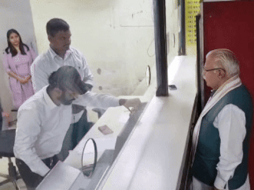 पूर्व सीएम खट्टर ने एक करोड़ में बेची पैतृक जमीन:PM राहत कोष में देंगे रकम, रोहतक तहसील में भाई की पत्नी के नाम कराई रजिस्ट्री