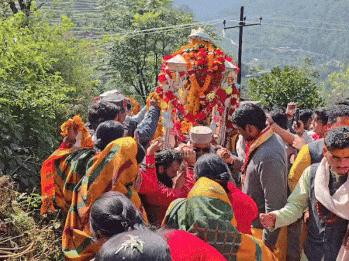 बाबा केदार की पंचमुखी डोली पहुंची उखीमठ:6 महीने तक ओंकारेश्वर मंदिर में विराजमान होंगे केदारेश्वर, 3 दिनों में पूरी की 55KM की पैदल यात्रा