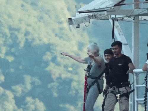 82 साल की महिला ने की बंजी जपिंग, VIDEO:ऋषिकेश में 117 मीटर ऊंचाई से छलांग लगाई, न चीखी न चिल्लाई