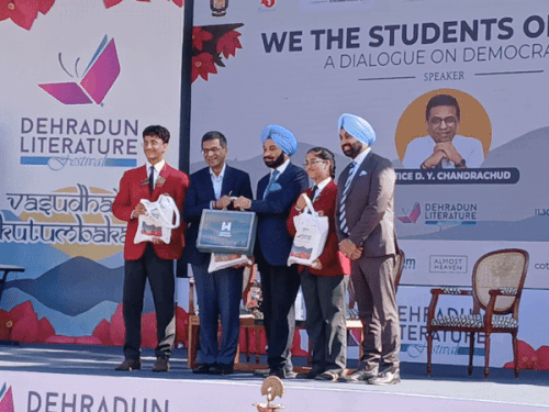 देहरादून में तीन दिवसीय लिटरेचर फेस्टिवल शुरू:पूर्व CJI चंद्रचूड़ ने छात्रों से की बातचीत; बोले- नेतृत्व कभी स्थाई नहीं होता