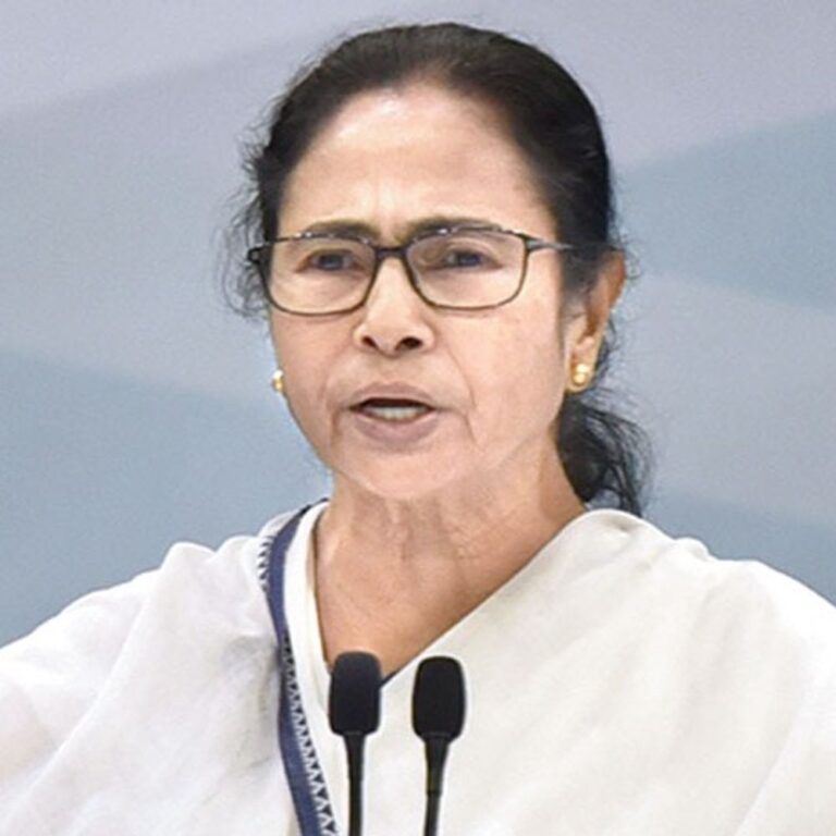 ममता ने चुनाव आयोग को चिट्ठी लिखी:बंगाल में प्राइवेट हाउसिंग सोसायटी में पोलिंग स्टेशन और इलेक्शन डेटा आउटसोर्सिंग करने पर आपत्ति जताई