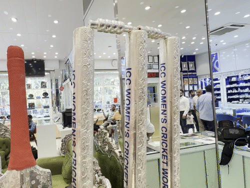 भारतीय विमेंस टीम के लिए सिल्वर प्लेटेड बैट, स्टंप्स गिफ्ट:सूरत के डायमंड बिजनेसमैन ने 340 ग्राम चांदी से बनवाई किट, टीम को देंगे गिफ्ट