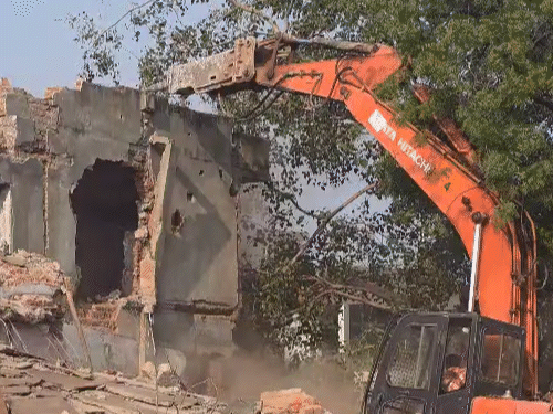 अहमदाबाद में 925 अवैध निर्माण पर चला बुलडोजर:एक हजार से ज्यादा लोग हुए बेघर, लोगों ने तालाब पर भी कर लिया था निर्माण