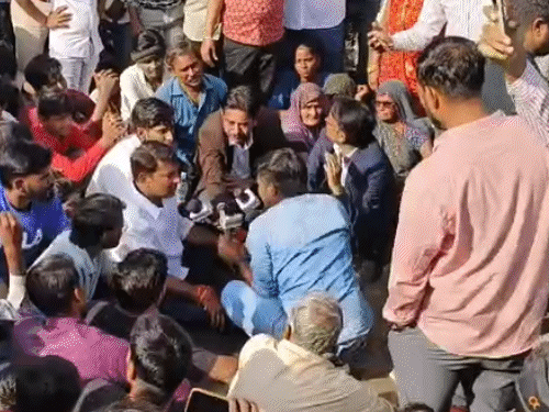 अंता उपचुनाव: निर्दलीय प्रत्याशी नरेश मीणा ने धरना दिया:गांव ने किया वोटिंग का बहिष्कार, बैनर लगाया; 3 बजे तक 64.68% मतदान