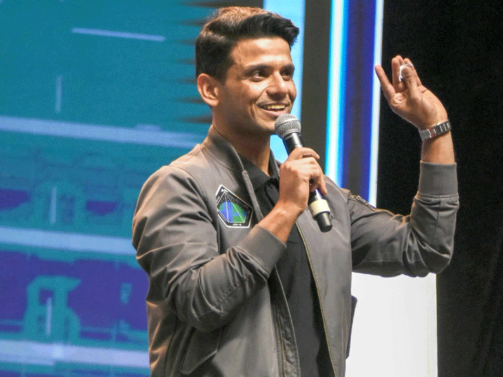 बेंगलुरु के ट्रैफिक में फंसे एस्ट्रोनॉट शुभांशु शुक्ला:कहा- अंतरिक्ष में यात्रा करना शहर के खराब ट्रैफिक को पार करने से कहीं ज्यादा आसान