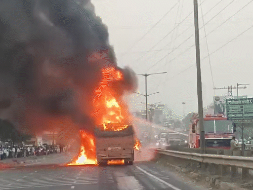 पुणे में 25 गाड़ियां टकराईं, 9 लोगों की मौत:इनमें 5 जिंदा जले; ट्रक का ब्रेक फेल हुआ, कार से भिड़ा, दोनों में आग लगी