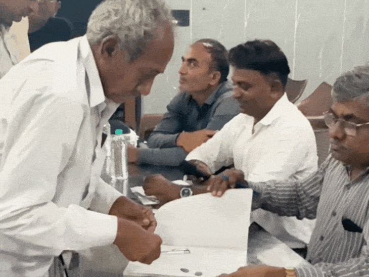 गुजरात में कारोबारी ने पूरे गांव का कर्ज चुकाया:किसानों पर 90 लाख का कर्ज था, मां की पुण्यतिथि पर पूरे पैसे बैंक में जमा कराए