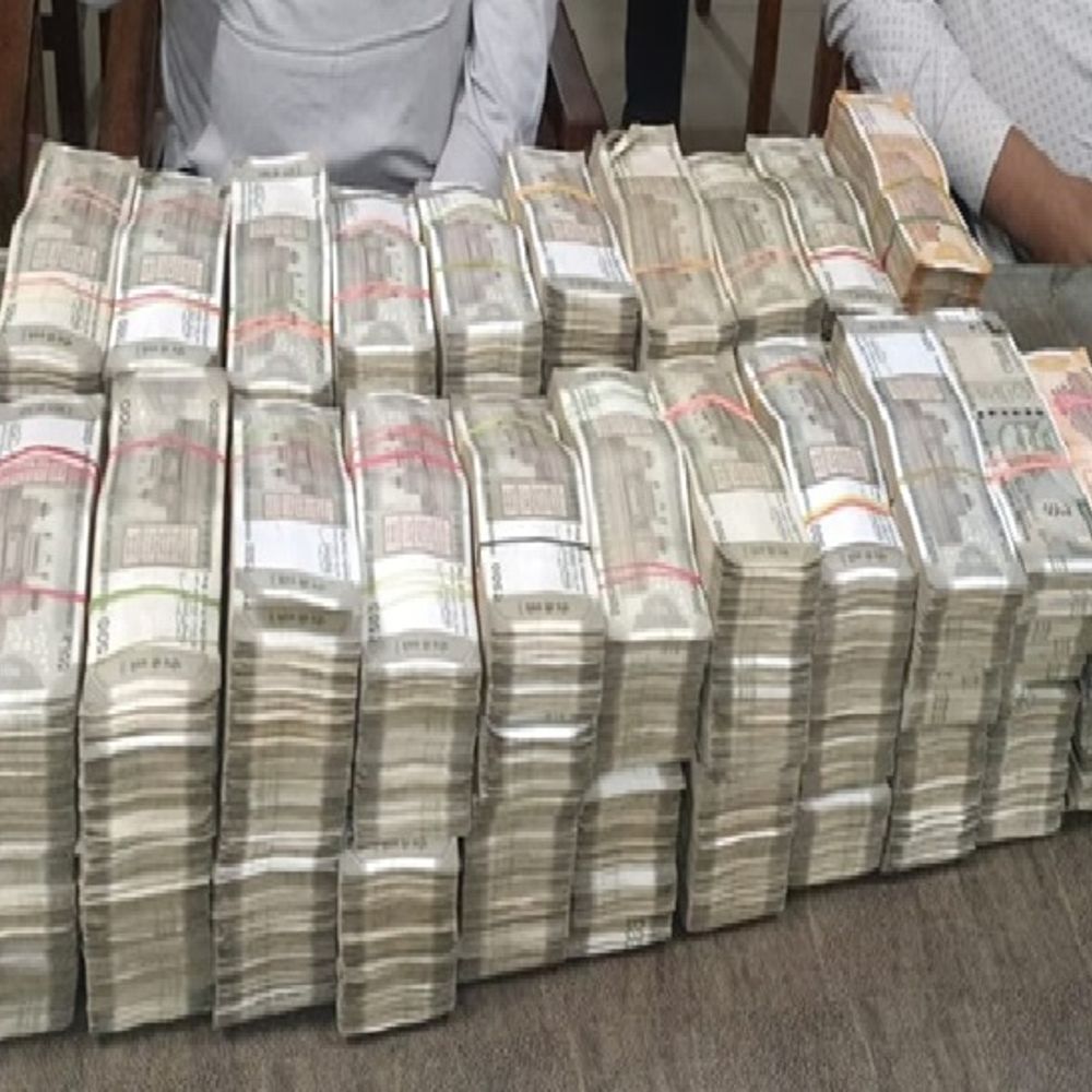 रोहतक में दिल्ली नंबर गाड़ी से ₹1 करोड़ कैश मिला:ब्लास्ट के बाद पुलिस चेकिंग कर रही थी; बैग से 500-500 की गड्डियां मिलीं